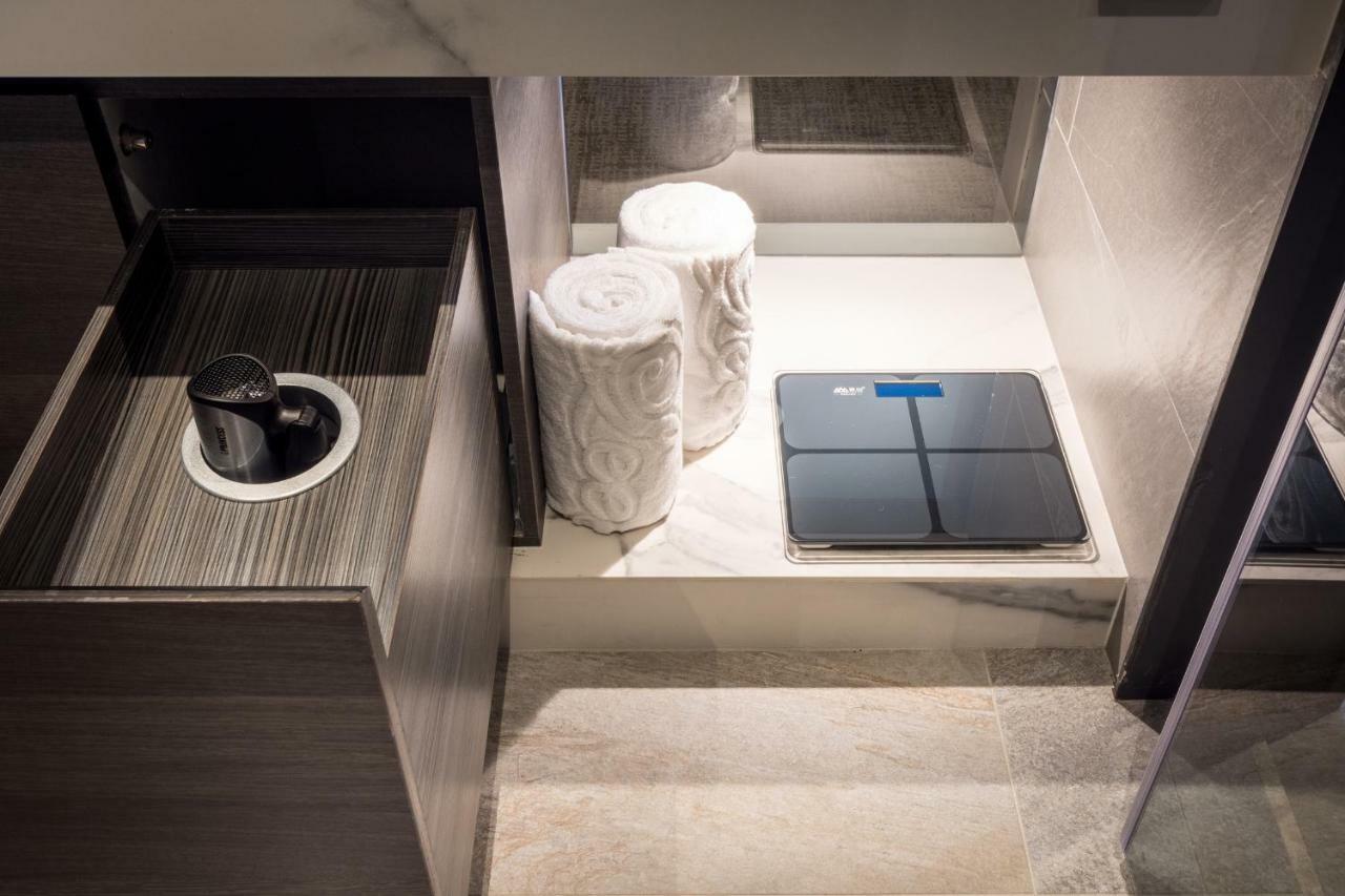 Park Lees Hotel Kaohsiung Exterior foto A digital bathroom scale