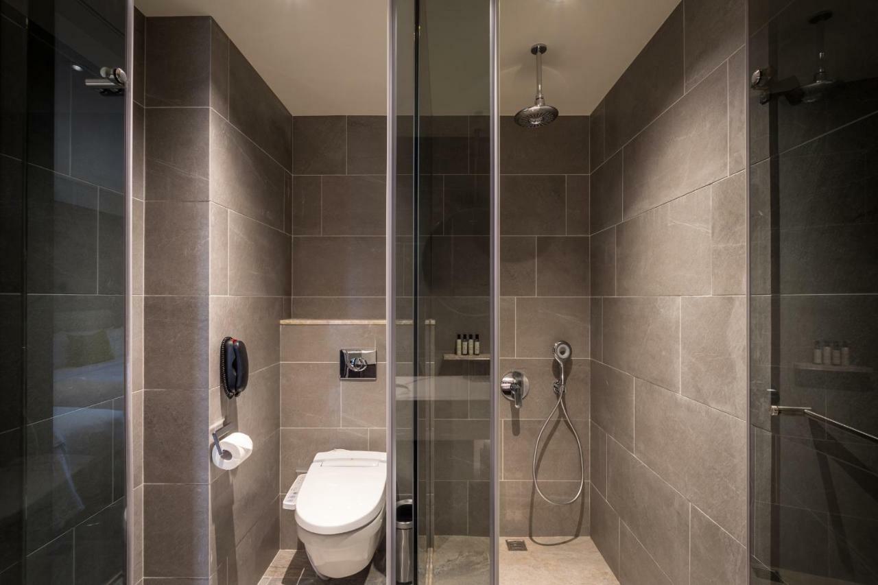 Park Lees Hotel Kaohsiung Exterior foto A shower room in a hotel