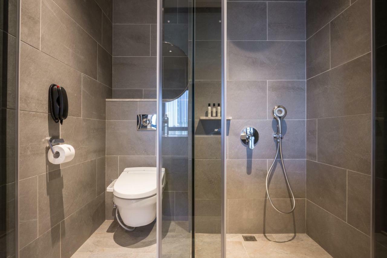 Park Lees Hotel Kaohsiung Exterior foto A wet room in a hotel